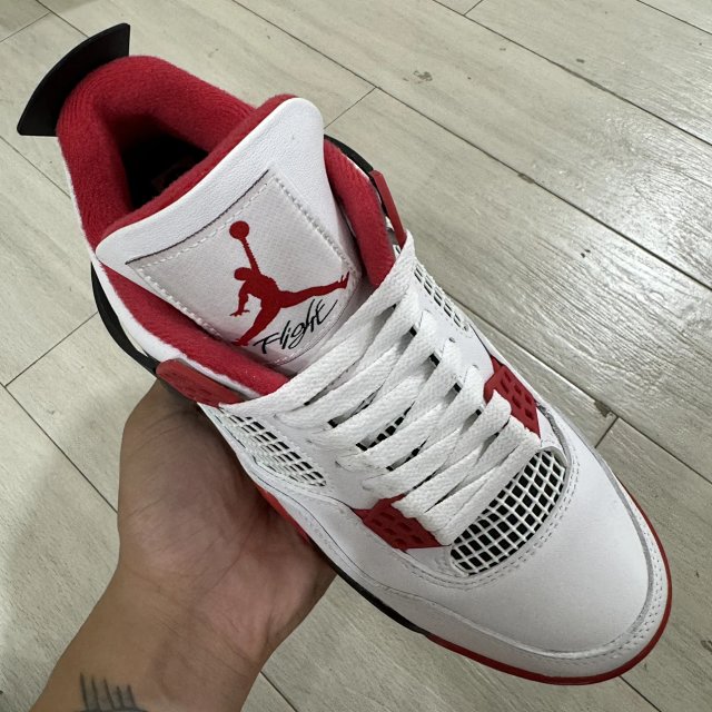 JORDAN 4