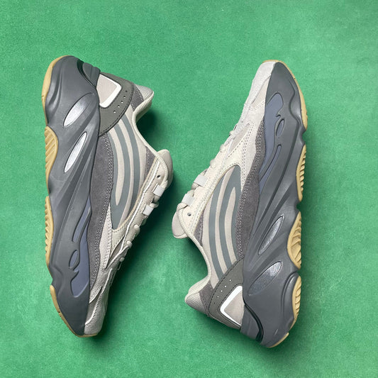 YEEZY BOOST 700 V2