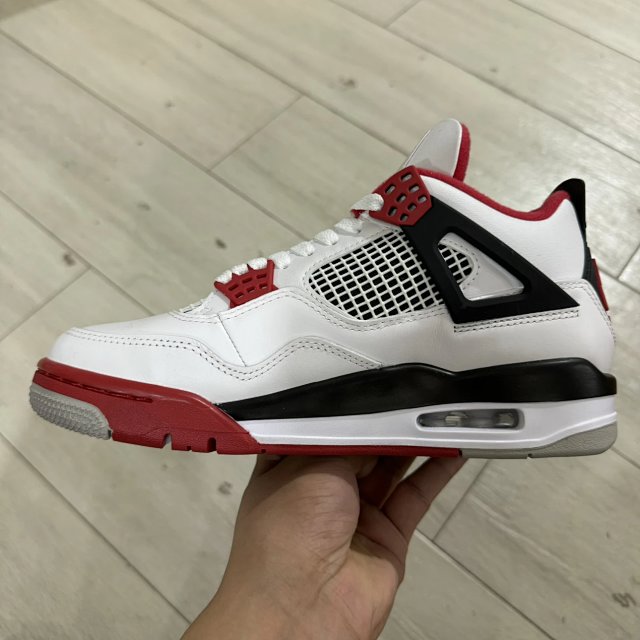 JORDAN 4
